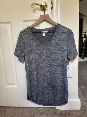 Athleta Men’s Heather Charcoal V-Neck Short Sleeve Tee